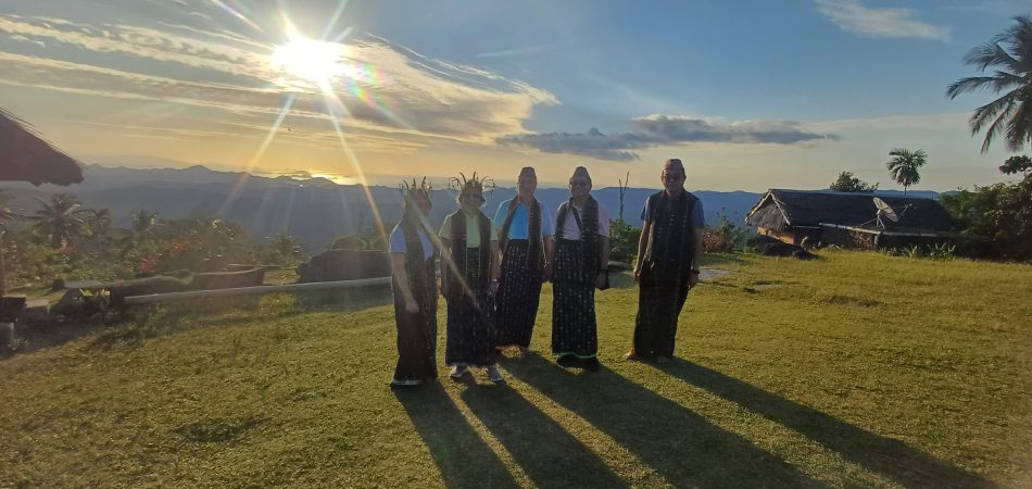 labuan bajo sunset tour melo